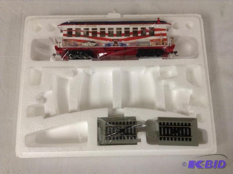 lot 132 image: Hawthorne Village Train Car & Track - HO Scale