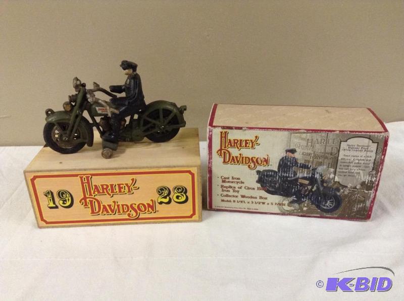 lot 135 image: Cast Iron Harley Davidson 1928 Replica Highway Patrol Motorcycle