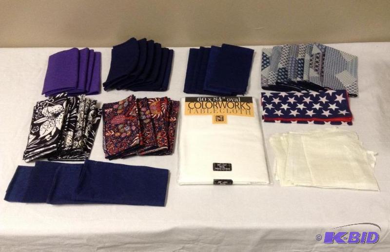 lot 72 image: Lot Cloth Napkins & Tablecoth