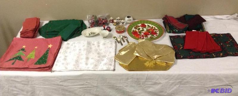 lot 76 image: Lot of Christmas Linen and Decor