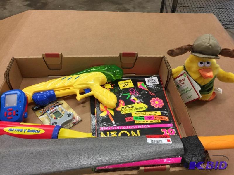 lot 16 image: Eight piece lot of toys