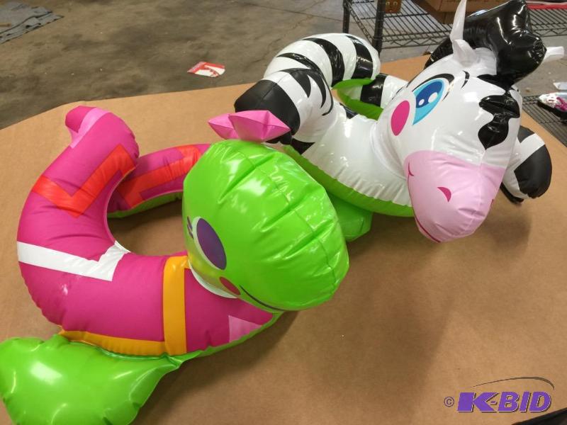lot 5 image: 2 swimming pool blowups for children