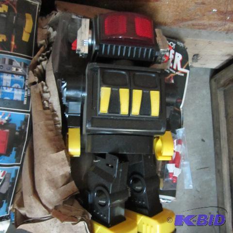 lot 115 image: Action Robot