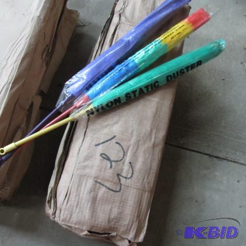 lot 123 image: Nylon Static Dusters