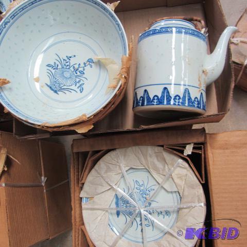 lot 71 image: Dinnerware