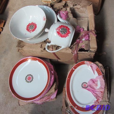 lot 76 image: China Dinnerware