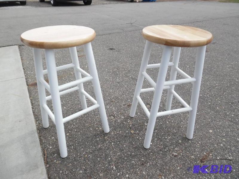 lot 10 image: bar stools