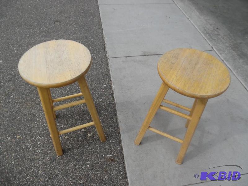 lot 11 image: Bar stools