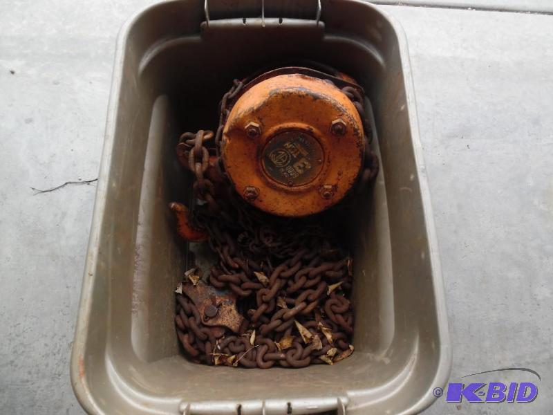 lot 13 image: hoist lift