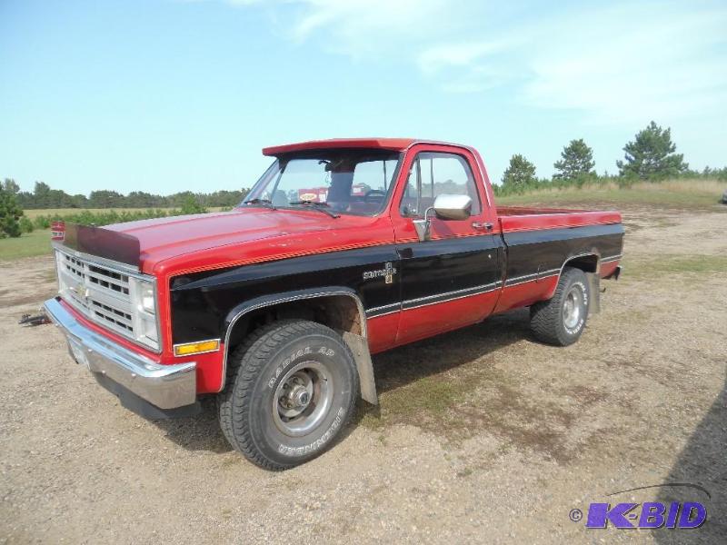 lot 2 image: 1987 Chevy pickup