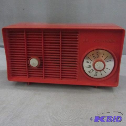 lot 175 image: Vintage Motorola AM Radio