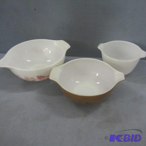 lot 192 image: Pyrex & Fire King Mixing Bowls