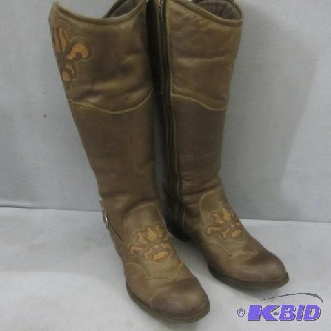 lot 86 image: Born Leather Womens Boots