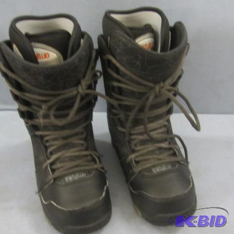 lot 93 image: Snowboard Boots