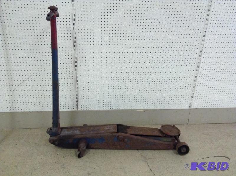 lot 14 image: Heavy Duty Floor Jack