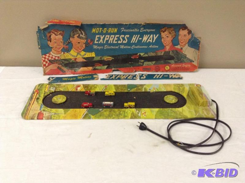 lot 70 image: Marx Mot-O-Run Express Hi-Way Tin Litho Race Car Track in Box Motorun Highway