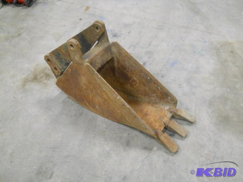 lot 30 image: Ford Backhoe Bucket. 12.