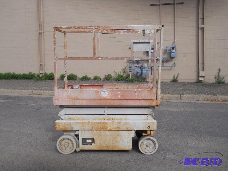lot 4 image: Skyjack 3015 Scissor Lift. Drives and Lifts. NO RESERVE