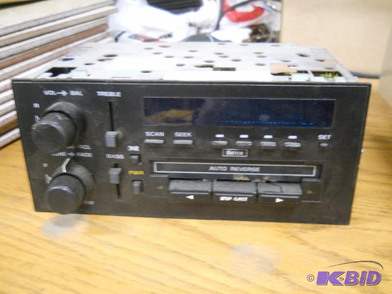 lot 40 image: OEM GM Delco 16131345 TapeAMFM Radio