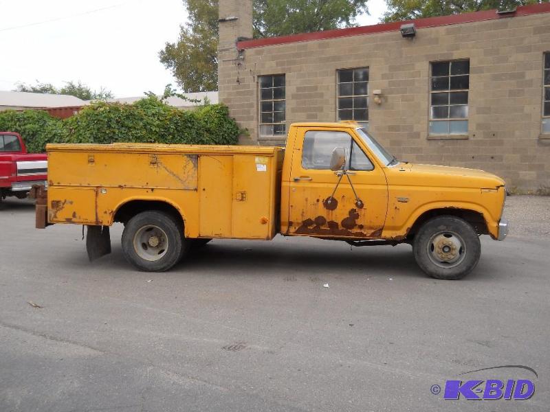 lot 3 image: 1986 Ford F-350 Diesel Utility Truck. Starts, Runs and Drives. NO RESERVE