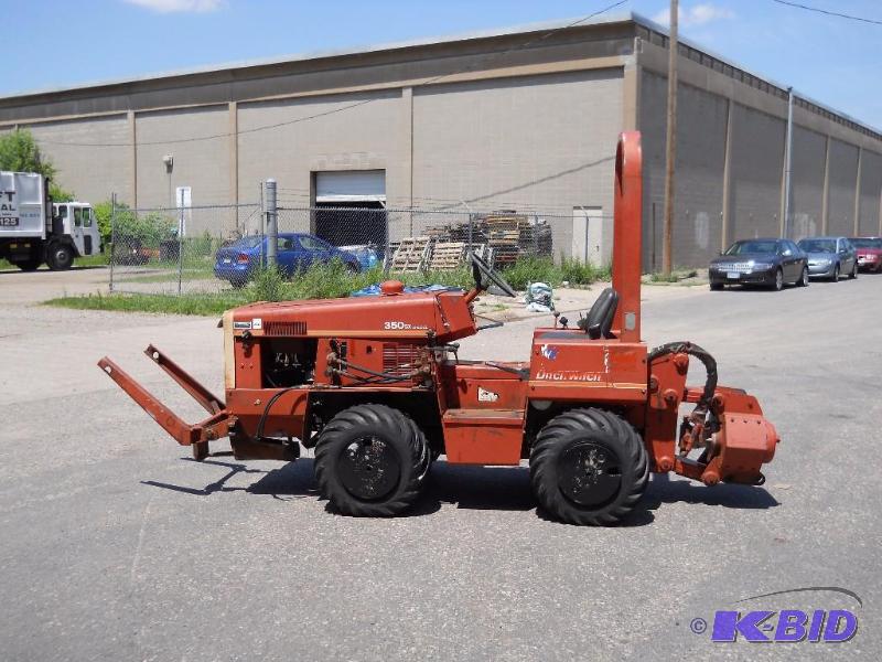 lot 4 image: Ditch Witch 350SX-DD Vibratory Cable Plow. Runs.