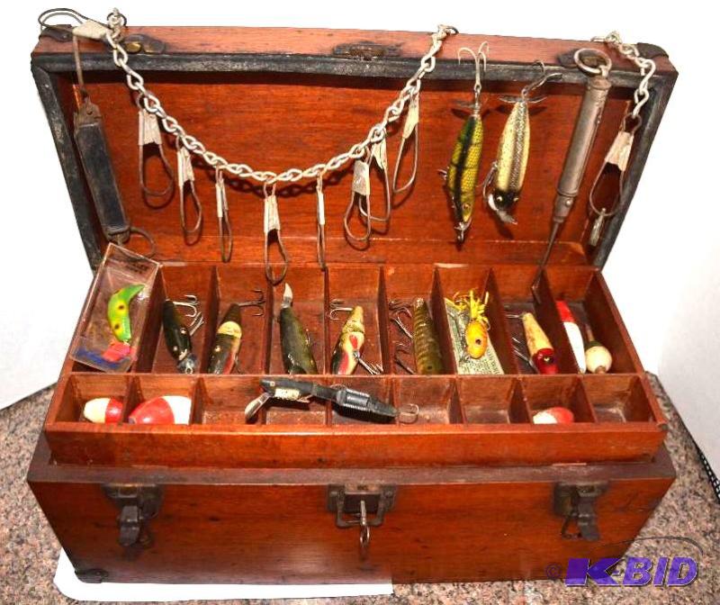 lot 22 image: antique to vintage lures including   Heddon ...