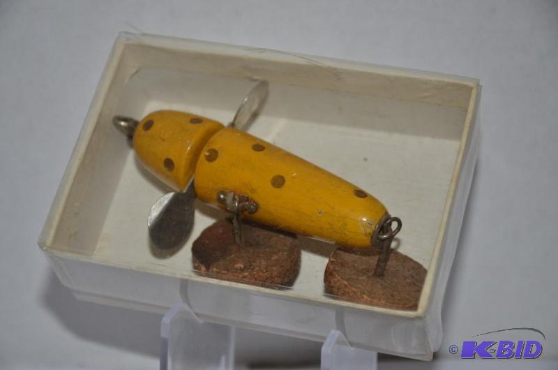 lot 34 image: Vintage Pflueger Globe lure...