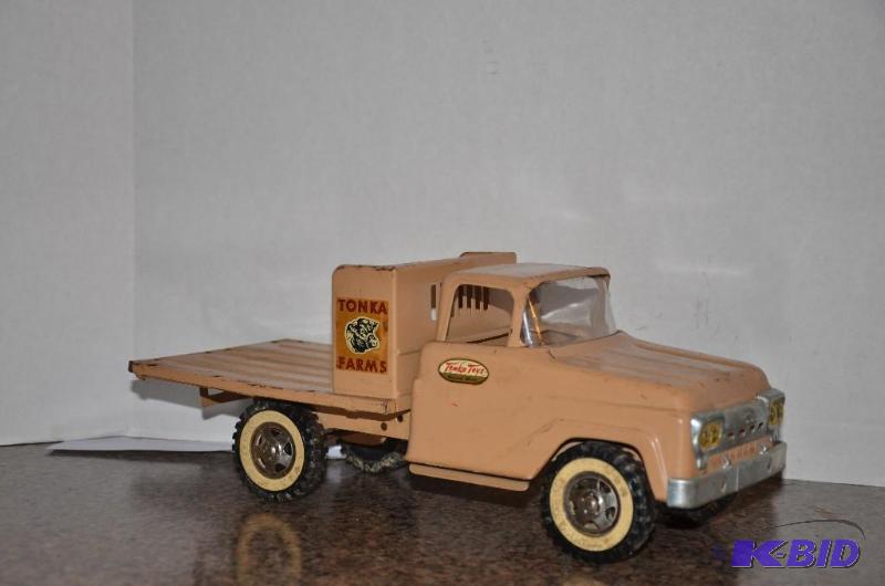 lot 41H image: Vintage Brown Tonka&nbspFarms Flat bed truck...