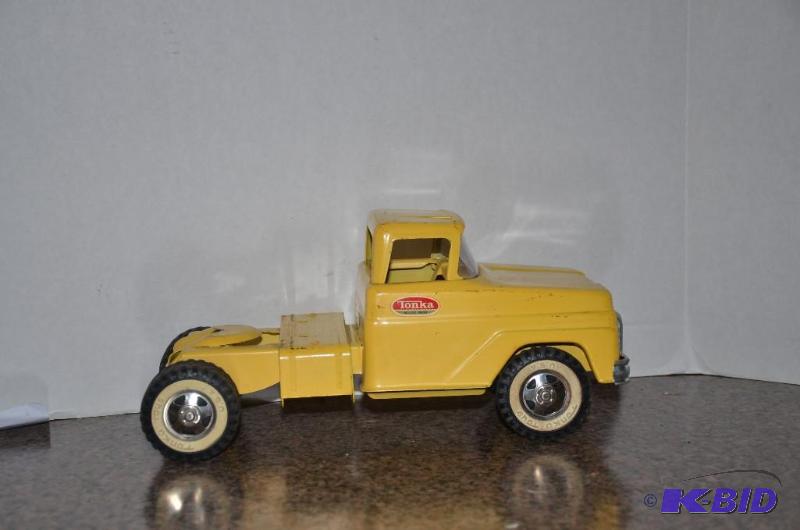 lot 41N image: 1960s Yellow Tonka Toys Semi Tractor...