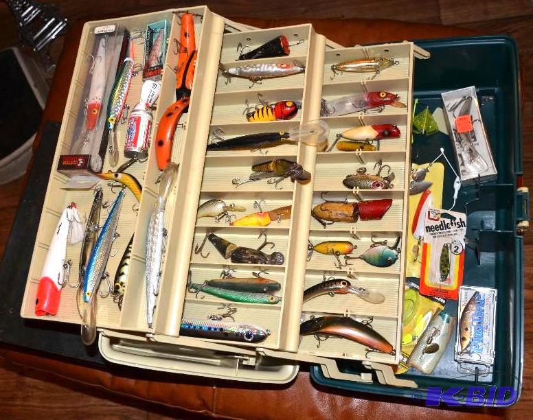 lot 46 image: Large Lot of Antique to Vintage lures includi...