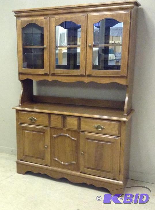 lot 19 image: Vintage China Hutch