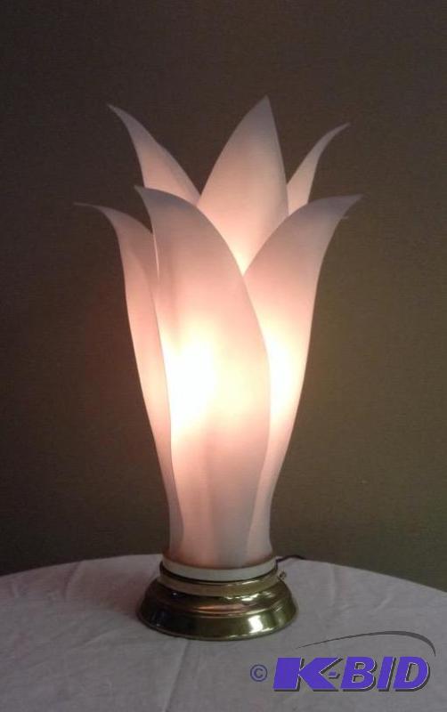 lot 26 image: Very Pretty Tulip Lamp