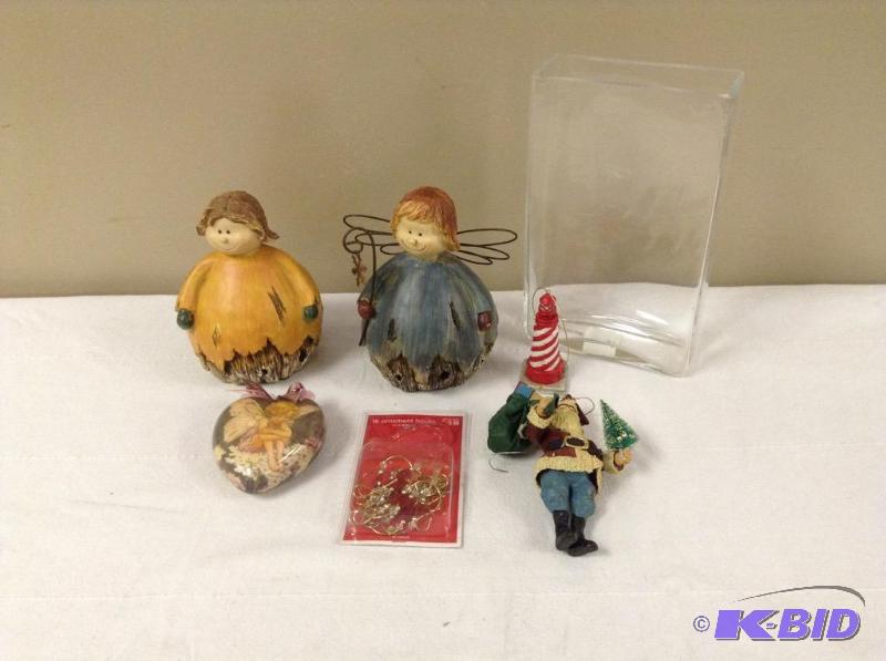 lot 108 image: Holiday Decor