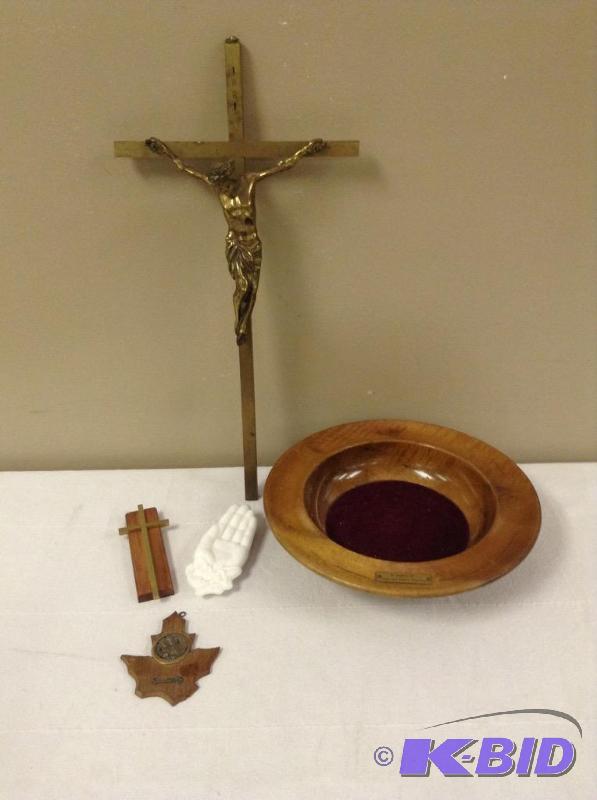 lot 117 image: Collection Religious Memorabillia