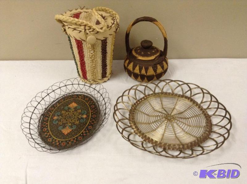 lot 128 image: Decorative Collectibles