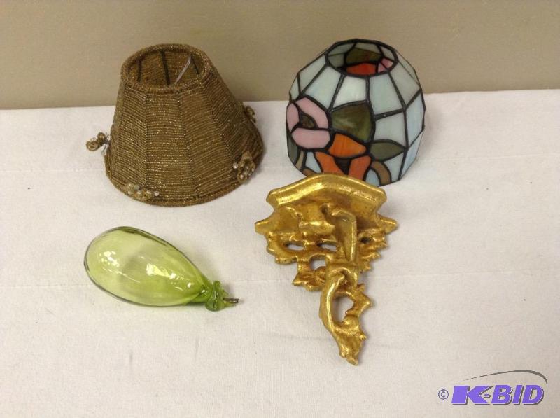lot 131 image: Decorative Lamp Shades & Collectibles