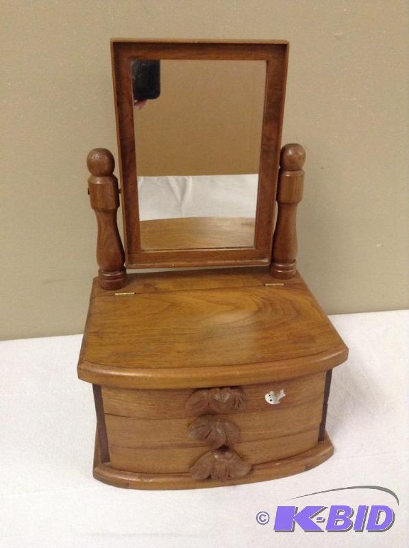 lot 136 image: Cute Mirrored Jewelry Box