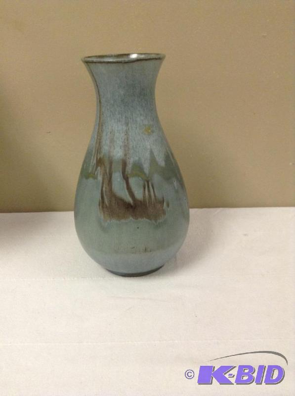 lot 141 image: Nice Earth Tone Pottery Vase
