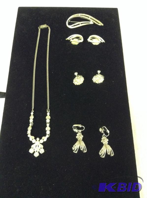 lot 26 image: Vintage Necklace, Brooch & Earrings