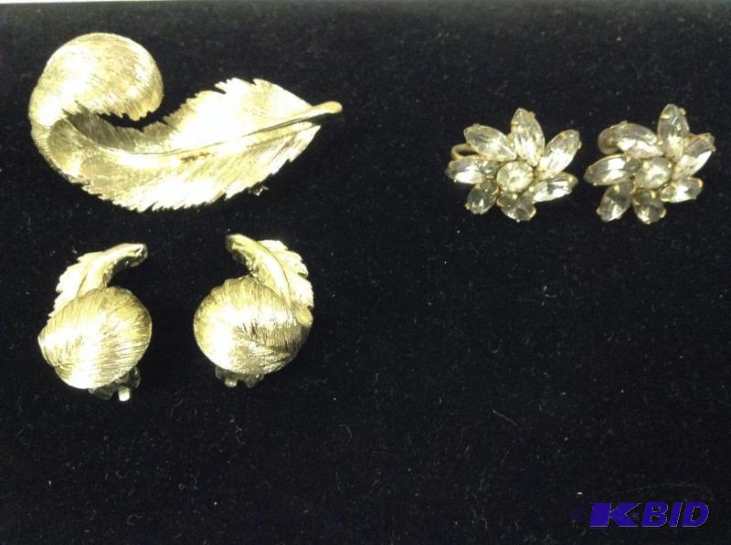 lot 27 image: Vintage Lisner Brooch & Earrings