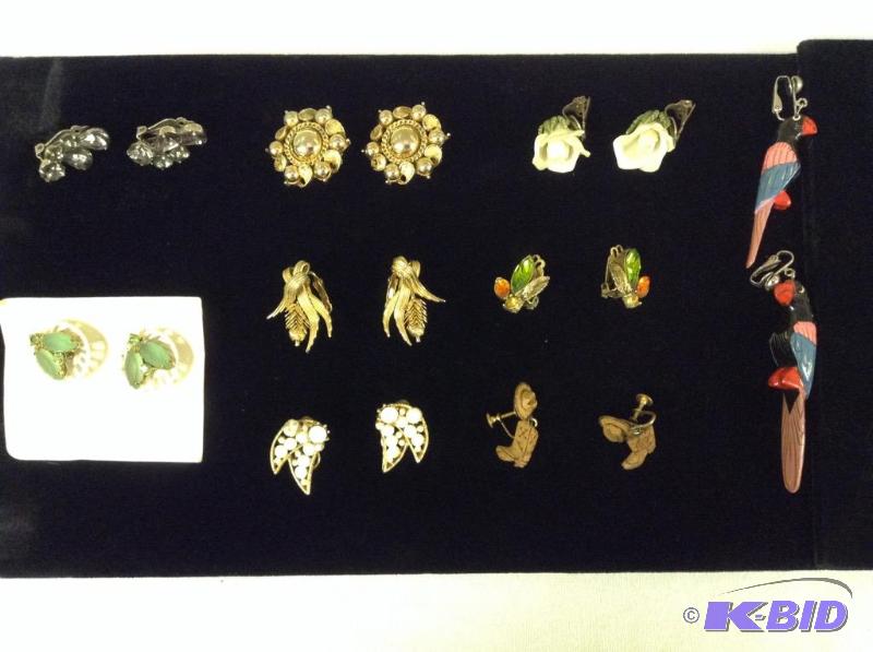 lot 28 image: Collection Vintage & Newer Earrings