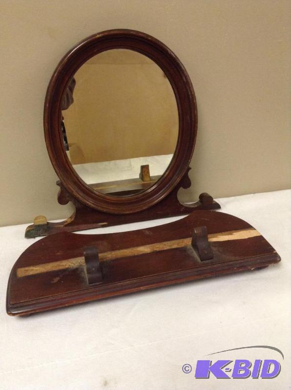 lot 38 image: Vintage Dresser Vanity Mirror