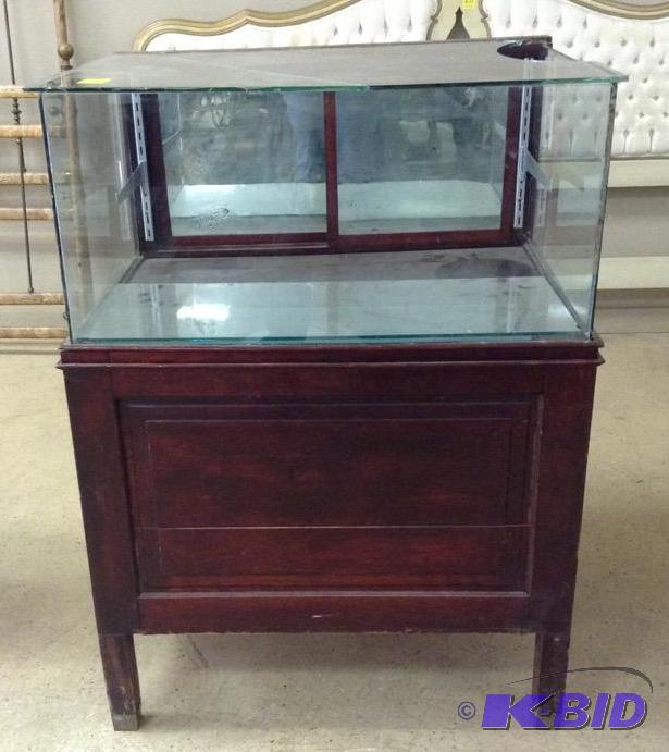 lot 9 image: Vintage Display Case