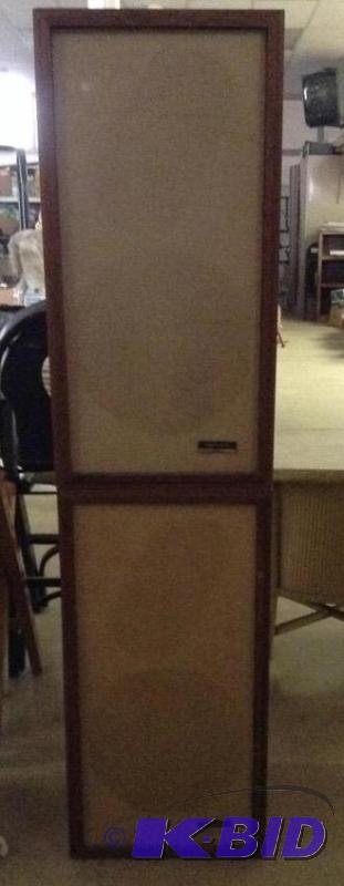 lot 99 image: Vintage Realistic Optimus 1 Speakers