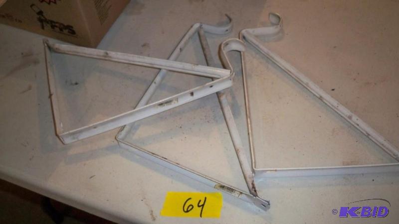 BOX OF 8 SHELVING BRACKETS AND 1 BRAKE CONTRO...