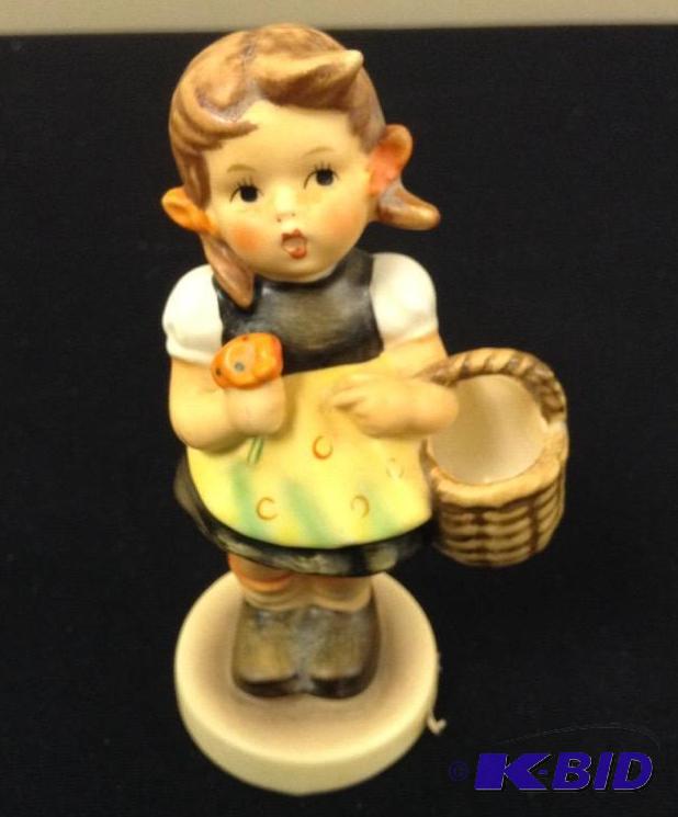 lot 13 image: Vintage 1962 Sister Hummel
