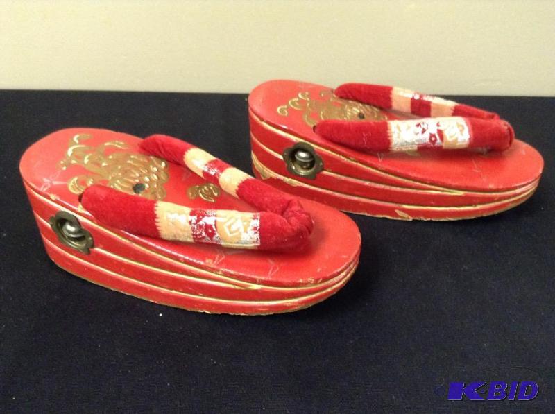 lot 34 image: Vintage Japanese Geta Pokkuri Kimono Wood Shoes