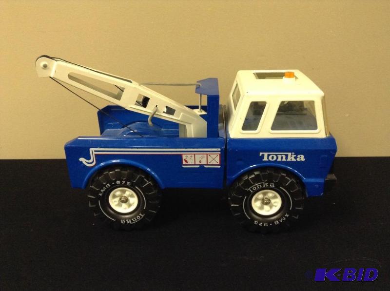 lot 38 image: Metal Tonka Tow Truck