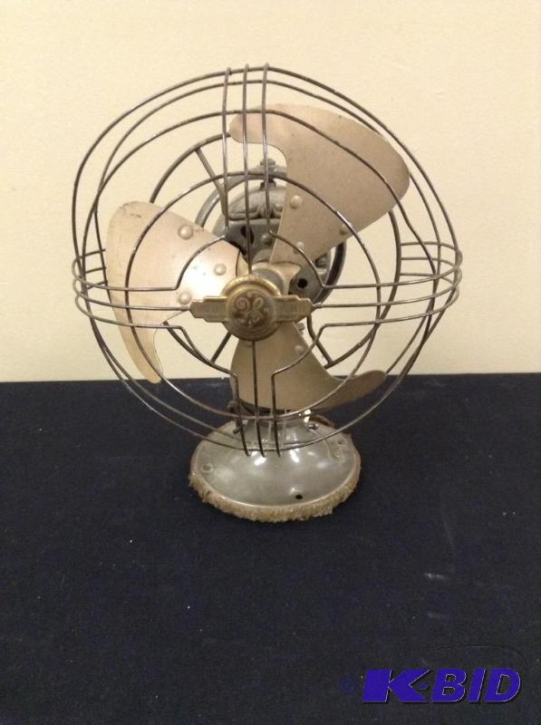lot 66 image: Vintage General Electric Table Fan