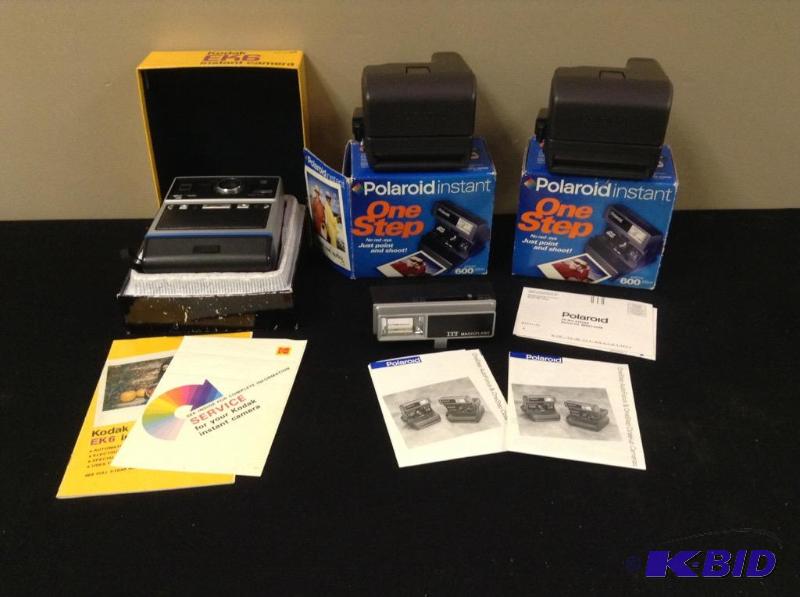 lot 72 image: 3 Vintage Cameras